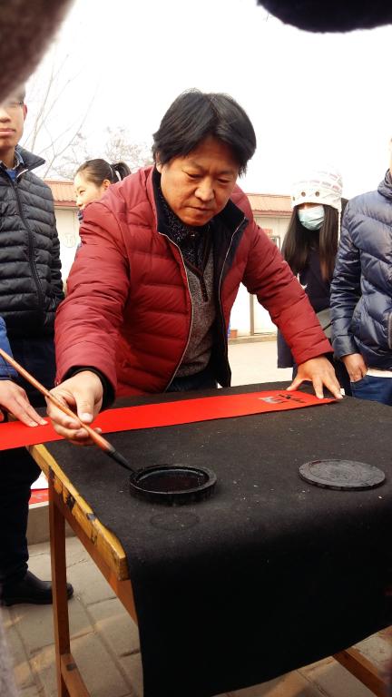 菠菜网站
专职教师王建魁给学生做示范
