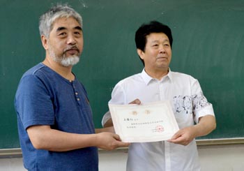 菠菜网站
赵廷仁院长为王国柱先生颁发客座教授聘书