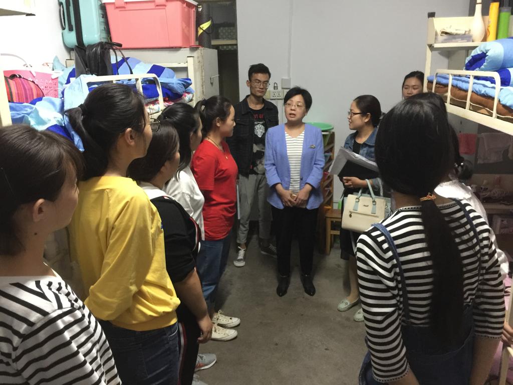 我院学工组成员走访新生宿舍