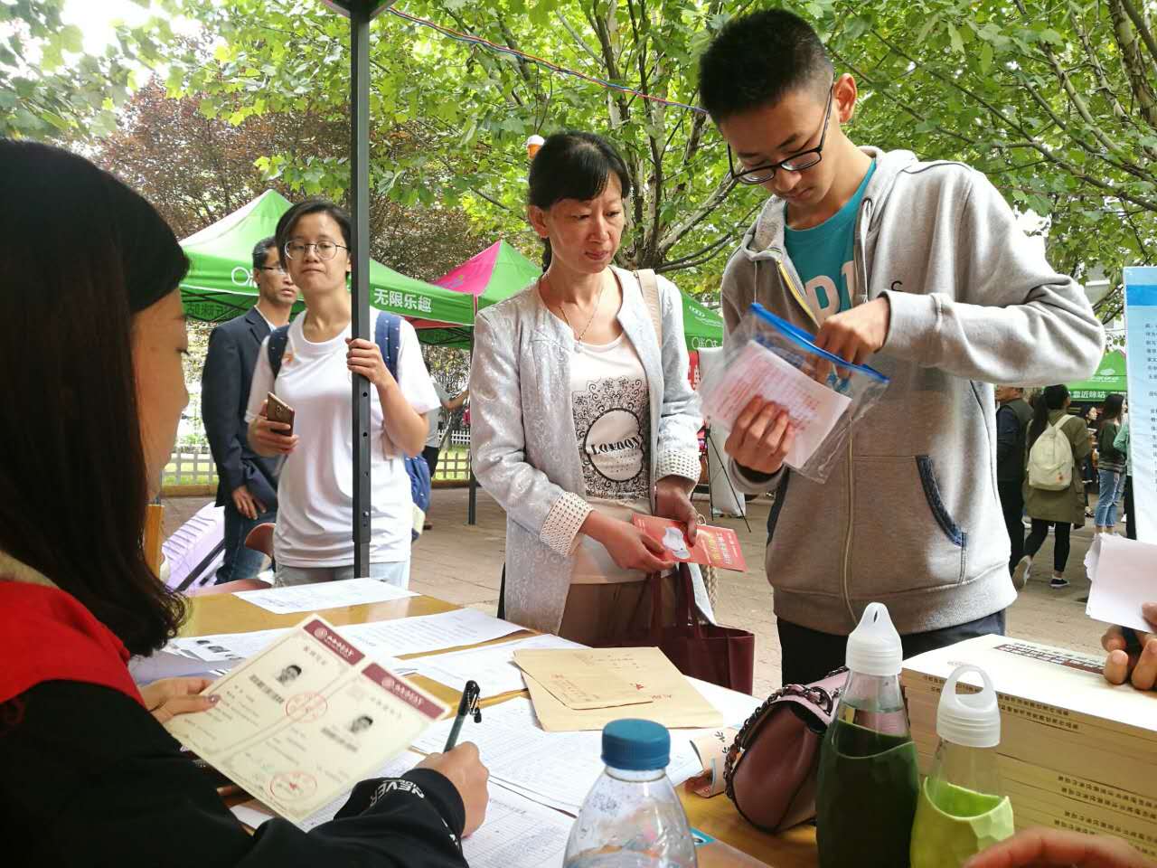 我院新生报到现场(二)